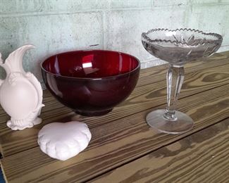 More porcelain ready to paint, ruby red bowl
