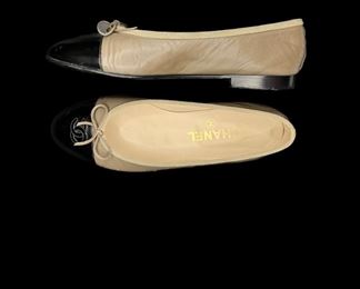 Chanel black and taupe ballet flat in very good condition, size 38
