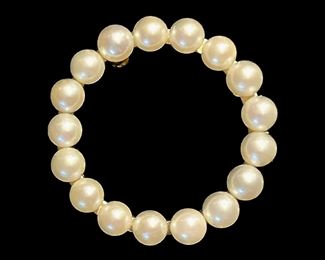 Vintage circular pearl brooch.