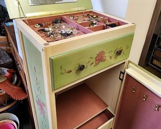 Jewelry cabinet 