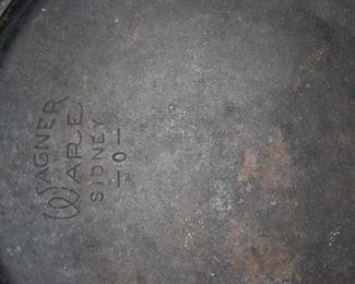 Wagner Ware Cast Iron Round Skillet w/handle