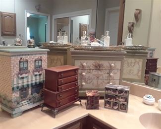 Jewelry boxes in several sizes and styles