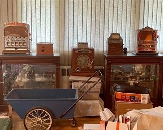 SLOT MACHINES & COLLECTIBLES