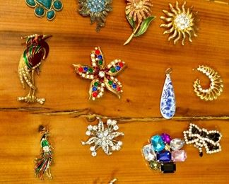 Vintage broaches 