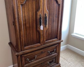 Armoire $150