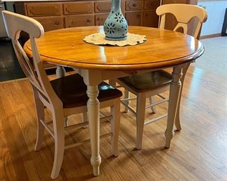 Nice small dining table with 2 chairs 