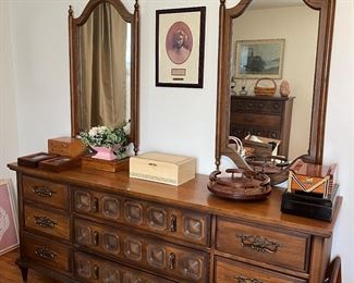 Nice vintage dresser with double mirrors 