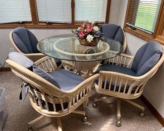 Beautiful Patio/Sunroom Table and 4 chairs