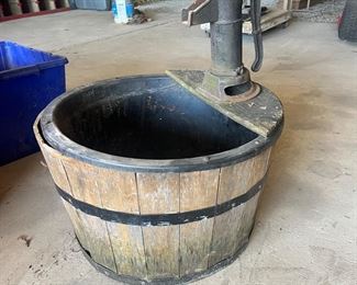 Landscaping Fountain / Pump and barrel 