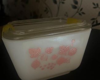 Pyrex Pink Gooseberry Refrigerator Dish w/Lid