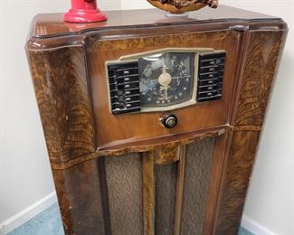 Vintage stereo in working condition.