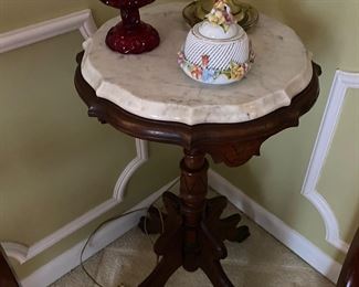 Scalloped marble top mahogany stand!