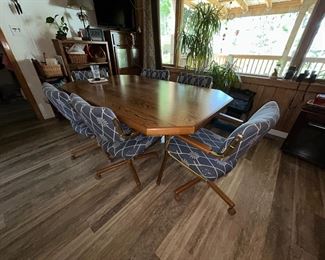 NICE TABLE W/6 CHAIRS