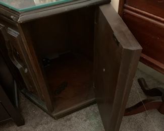 #8 octangle cabinet (with 1 door (one loose handle) 16x21 $20.00