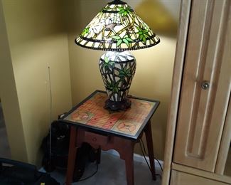 Nice size stained glass l
Table lamp 
