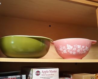 Vintage pyrex bowls
Pink is 1.5 qt. Size