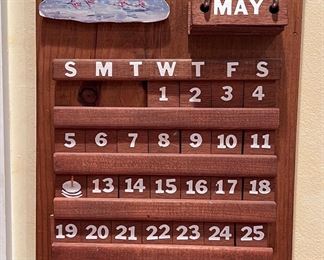 Hanging wood perpetual calendar