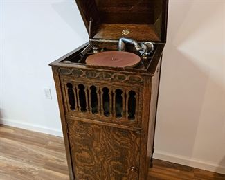 $150 Pathe Freres Phonograph Model #125