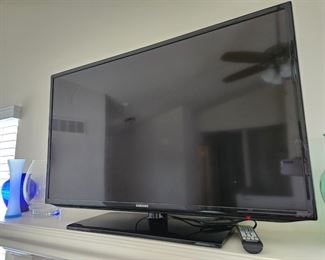 $ 90, 40" Samsung UN40EH5000FXZA  October 2012 