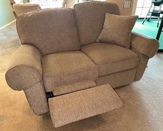 Recliner loveseat 