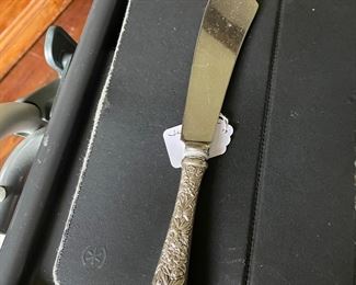 Here it is : a sterling ice cream knife. Essential to your serving pieces. All we need now is Carson to do the slicing and serving. 😁