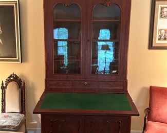 Secretary’s felt covered writing area