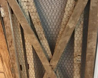 CHICKEN WIRE GATE