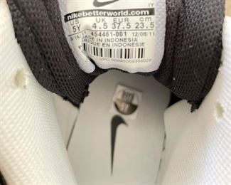 Brand New Nike Sneakers. Size 5 Youth. Photo 3 of 3.