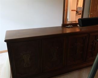 triple  dresser  by  stanley  with  mirror