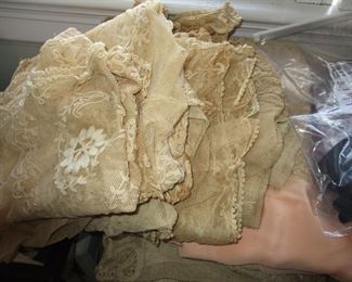 Wonder collection of Vintage bedding and curtains in very good condition