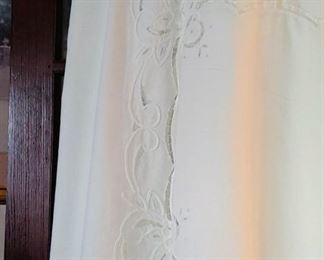 Beautiful white embroidery tablecloth and 12 napkins