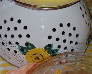 Metal sunflower colander
