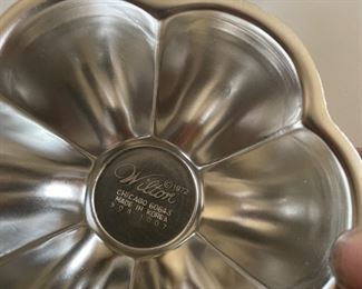 1972 Wilton  Flower Mini Blossom Bunt Pans
