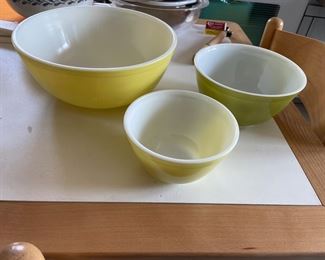 Vintage Pyrex bowls