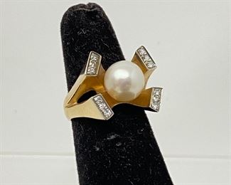 14k Yellow Gold Ring w/ Cultured Pearl and Diamonds sz. 5.75