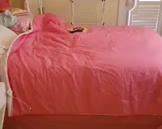 Pretty bed & bedding