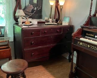 Vintage 5 drawer dresser with mirror