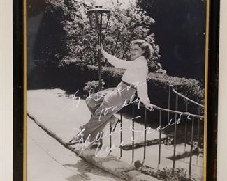 1072	JEANETTE MACDONALD SIGNED PHOTO, APPROXIMATELY 8 IN X 10 IN OVERALL
