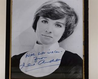 1075	JULIE ANDREWS SIGNED PHOTO, APPROXIMATELY 10 IN X 8 IN OVERALL
