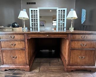 GUY CHADDOCK COUNTRY ENGLISH EXECUTIVE DESK. MORE DETAILS IN DESCRIPTION.
