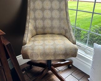 UPHOLSTERED DESK CHAIR