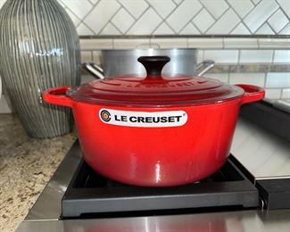 LE CREUSET RED DUTCH OVEN 