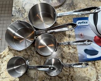 ALL CLAD MEASURING CUPS