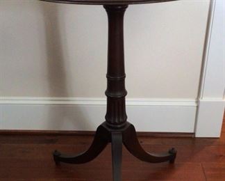 Antique Round Pie Crust Edge Pedestal Table Raised on 3-Splayed Legs. (22”D x 28 3/4”H)