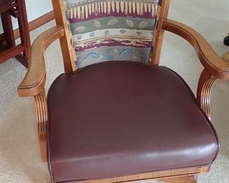 POTTERY BARN TABLE W/ LEAVES & FOUR (4) LEATHER SEAT CHAIRS ON WHEELS / WITH ARMS