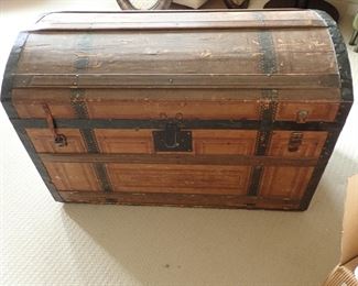 VINTAGE ROUND TOP TRUNK