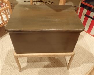WOOD BOX ON LEGS