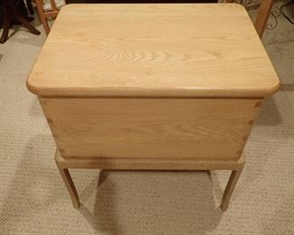 WOOD BOX ON LEGS