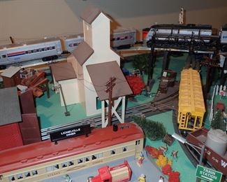 FULL TOWN WITH 3 TRAINS RUNNING THUR IT - WITH BUILDING - VEHICALS - TREES - PEOPLE - BASEBALL FIELD & PLAYERS - TRAIN STATION - TRAIN WITH FULL CARS - LOGS - ANIMALS - ETC.