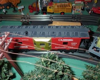 FULL TOWN WITH 3 TRAINS RUNNING THUR IT - WITH BUILDING - VEHICALS - TREES - PEOPLE - BASEBALL FIELD & PLAYERS - TRAIN STATION - TRAIN WITH FULL CARS - LOGS - ANIMALS - ETC.